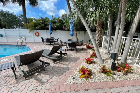 Condo in Lauderdale-by-the-Sea, Florida, 2 bedrooms  № 607553 - photo 21