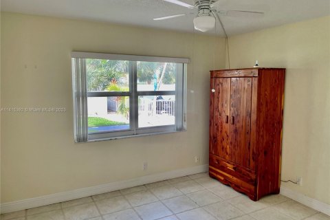 Condo in Lauderdale-by-the-Sea, Florida, 2 bedrooms  № 607553 - photo 11
