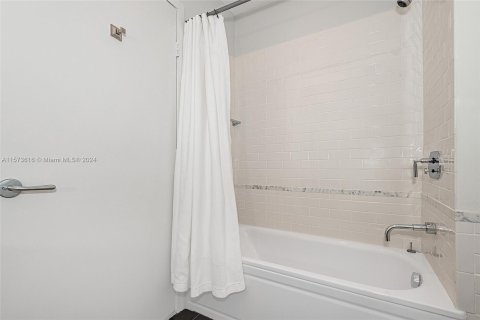 Condo in Miami Beach, Florida, 3 bedrooms  № 1135679 - photo 14