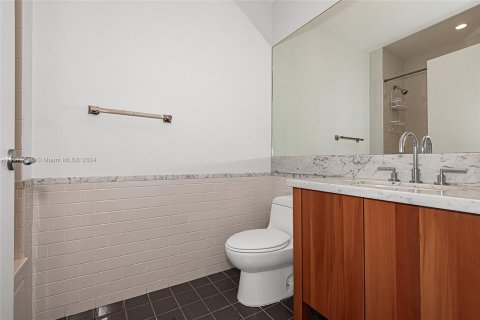 Condo in Miami Beach, Florida, 3 bedrooms  № 1135679 - photo 13