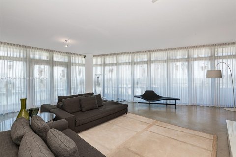 Condo in Miami Beach, Florida, 3 bedrooms  № 1135679 - photo 2