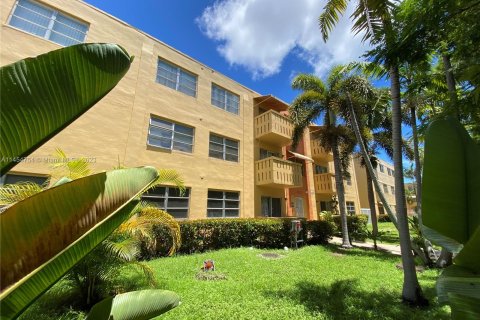 Copropriété à vendre à North Miami Beach, Floride: 2 chambres, 72 m2 № 724310 - photo 2