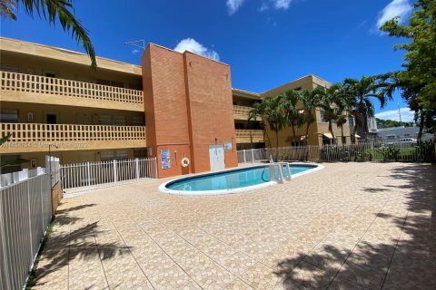 Condominio en venta en North Miami Beach, Florida, 2 dormitorios, 72 m2 № 724310 - foto 3