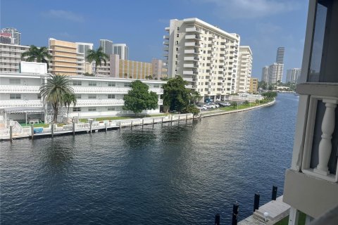 Condo in Hallandale Beach, Florida, 2 bedrooms  № 1330604 - photo 5