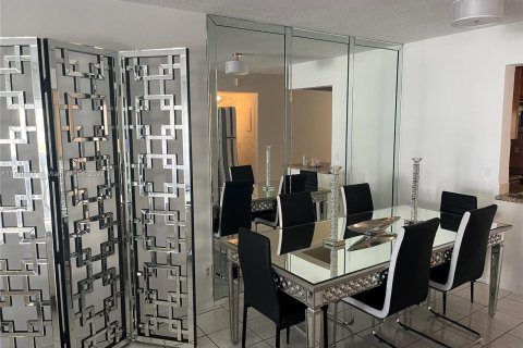 Condo in Hallandale Beach, Florida, 2 bedrooms  № 1330604 - photo 30