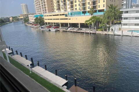 Condominio en venta en Hallandale Beach, Florida, 2 dormitorios, 97.55 m2 № 1330604 - foto 13