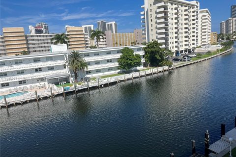 Condo in Hallandale Beach, Florida, 2 bedrooms  № 1330604 - photo 4