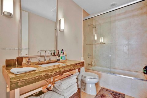 Condo in Bal Harbour, Florida, 3 bedrooms  № 9068 - photo 25