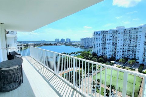 Condo in Aventura, Florida, 2 bedrooms  № 1099308 - photo 13