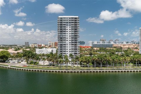 Condo in Aventura, Florida, 2 bedrooms  № 1099308 - photo 18