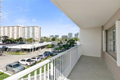 Condominio en venta en Sunny Isles Beach, Florida, 3 dormitorios, 145.86 m2 № 938740 - foto 10