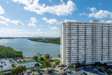 Condominio en venta en Sunny Isles Beach, Florida, 3 dormitorios, 145.86 m2 № 938740 - foto 11