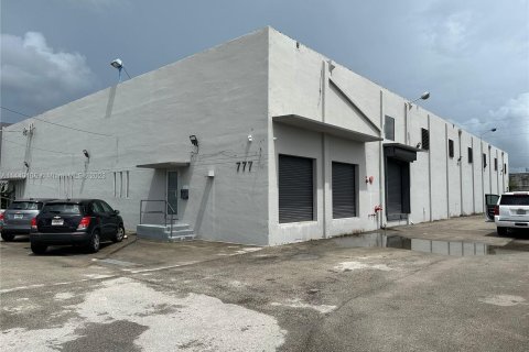 Propiedad comercial en venta en Miami, Florida № 679968 - foto 3