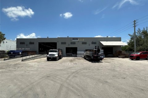 Propiedad comercial en venta en Miami, Florida № 679968 - foto 2