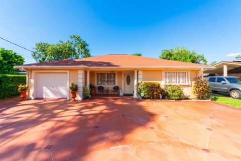 Villa ou maison à vendre à Tampa, Floride: 4 chambres, 235.51 m2 № 1377708 - photo 1