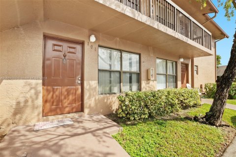 Condo in Sunrise, Florida, 2 bedrooms  № 1383008 - photo 1