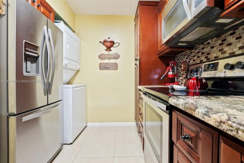 Condo in Sunrise, Florida, 2 bedrooms  № 1383008 - photo 11