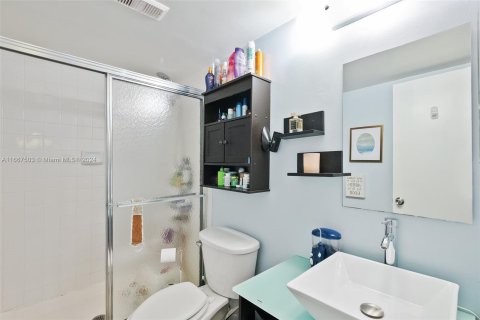 Condo in Sunrise, Florida, 2 bedrooms  № 1383008 - photo 19