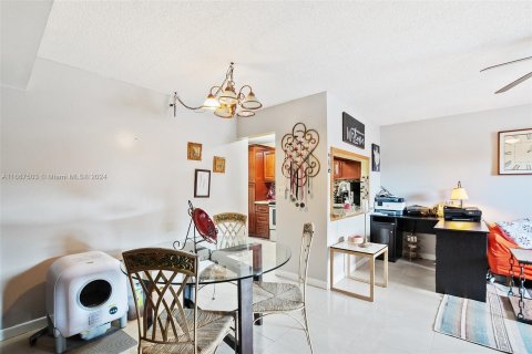 Condo in Sunrise, Florida, 2 bedrooms  № 1383008 - photo 9