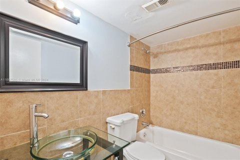 Condo in Sunrise, Florida, 2 bedrooms  № 1383008 - photo 24