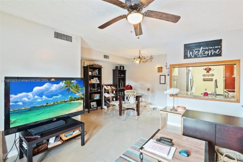 Condo in Sunrise, Florida, 2 bedrooms  № 1383008 - photo 6