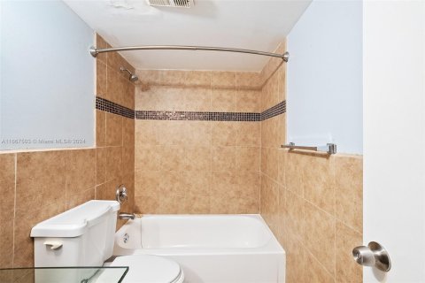 Condo in Sunrise, Florida, 2 bedrooms  № 1383008 - photo 25