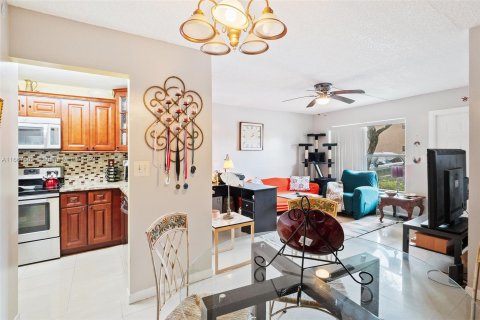 Condo in Sunrise, Florida, 2 bedrooms  № 1383008 - photo 10