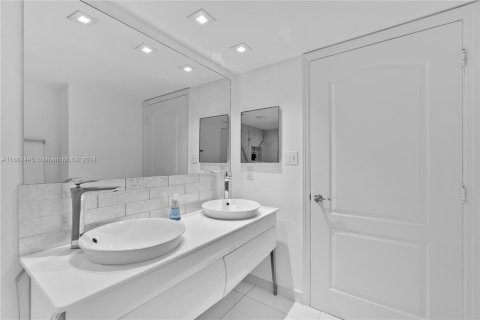 Condo in Miami, Florida, 1 bedroom  № 1383007 - photo 29