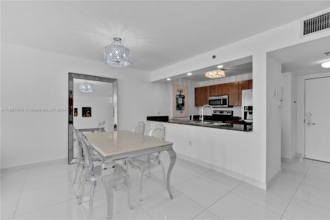 Condo in Miami, Florida, 1 bedroom  № 1383007 - photo 17