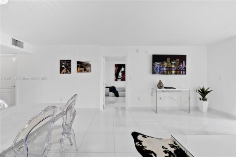 Condo in Miami, Florida, 1 bedroom  № 1383007 - photo 9