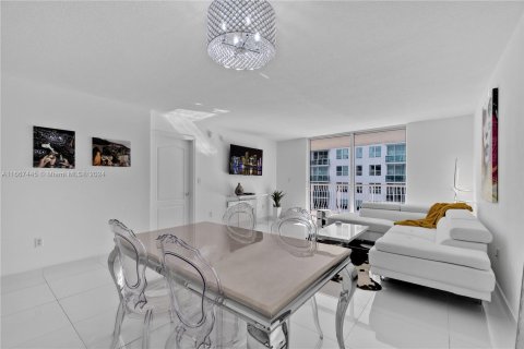 Condo in Miami, Florida, 1 bedroom  № 1383007 - photo 15