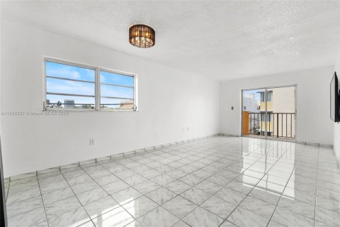 Condo in Miami Beach, Florida, 2 bedrooms  № 1362307 - photo 10