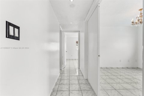 Condo in Miami Beach, Florida, 2 bedrooms  № 1362307 - photo 11