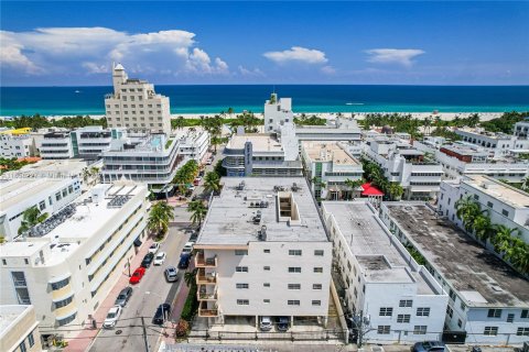 Condo in Miami Beach, Florida, 2 bedrooms  № 1362307 - photo 29