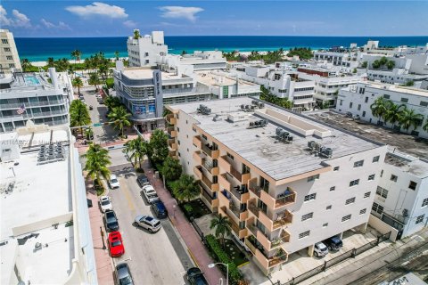 Condo in Miami Beach, Florida, 2 bedrooms  № 1362307 - photo 30