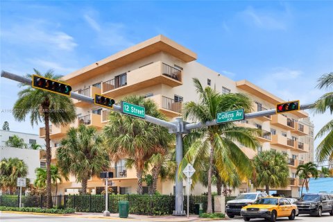 Condo in Miami Beach, Florida, 2 bedrooms  № 1362307 - photo 1