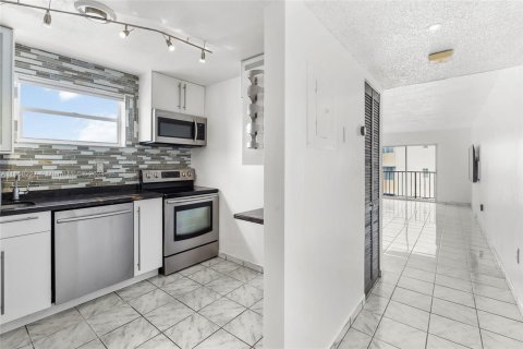 Condo in Miami Beach, Florida, 2 bedrooms  № 1362307 - photo 4