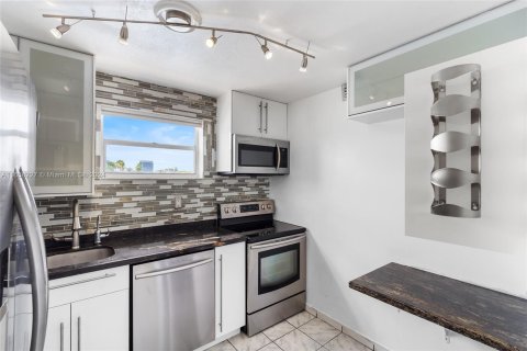 Condo in Miami Beach, Florida, 2 bedrooms  № 1362307 - photo 7