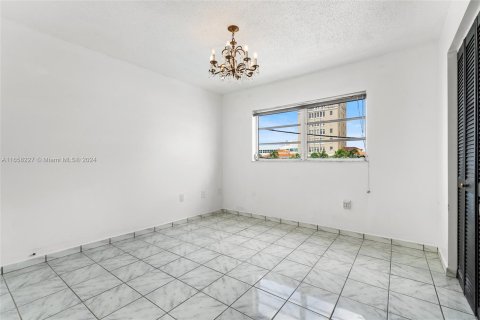 Condo in Miami Beach, Florida, 2 bedrooms  № 1362307 - photo 15