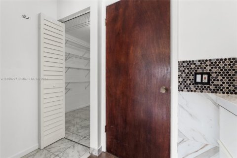 Condo in Miami Beach, Florida, 2 bedrooms  № 1362307 - photo 21