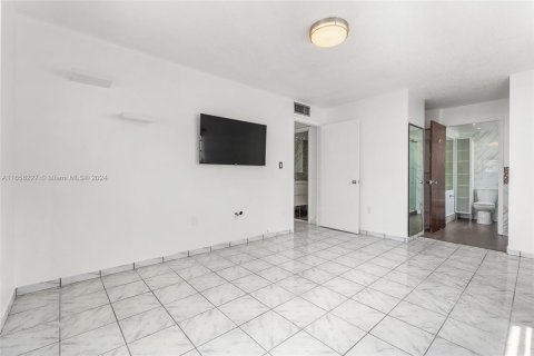 Condo in Miami Beach, Florida, 2 bedrooms  № 1362307 - photo 17