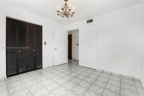 Condo in Miami Beach, Florida, 2 bedrooms  № 1362307 - photo 16