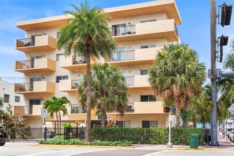 Condo in Miami Beach, Florida, 2 bedrooms  № 1362307 - photo 2