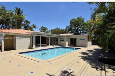 House in Miami, Florida 5 bedrooms, 276.85 sq.m. № 1364822 - photo 1