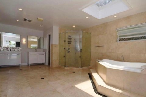 House in Miami, Florida 5 bedrooms, 276.85 sq.m. № 1364822 - photo 29