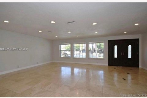 House in Miami, Florida 5 bedrooms, 276.85 sq.m. № 1364822 - photo 6