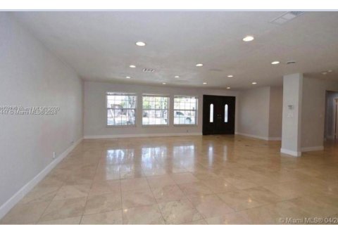 House in Miami, Florida 5 bedrooms, 276.85 sq.m. № 1364822 - photo 9