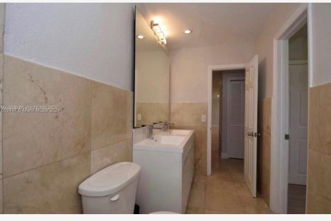 House in Miami, Florida 5 bedrooms, 276.85 sq.m. № 1364822 - photo 21