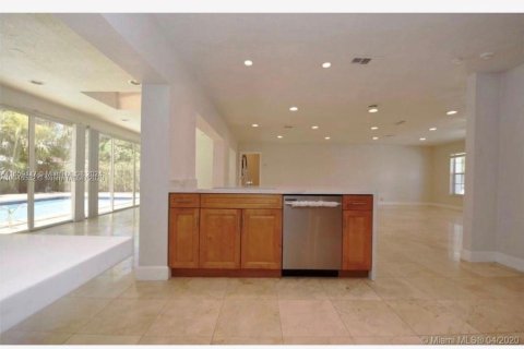 House in Miami, Florida 5 bedrooms, 276.85 sq.m. № 1364822 - photo 11