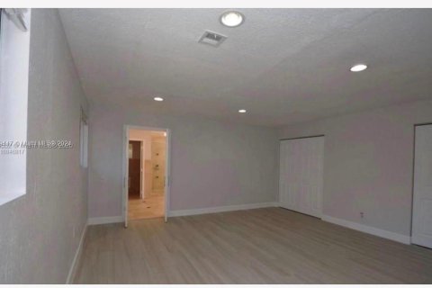 House in Miami, Florida 5 bedrooms, 276.85 sq.m. № 1364822 - photo 24